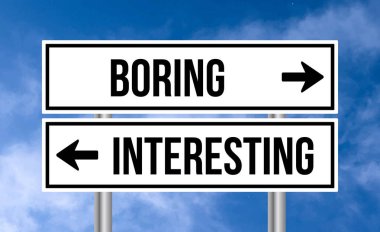 Gökyüzü arka planında sıkıcı ya da ilginç yol işareti