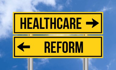 Gökyüzü arka planında sağlık hizmetleri veya reform yolu tabelası