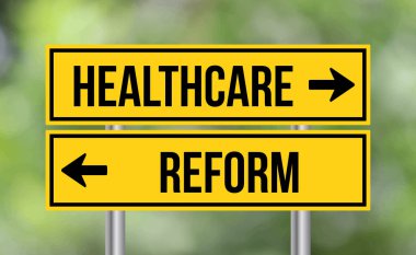 Bulanık arkaplanda sağlık sigortası ya da reform yolu tabelası