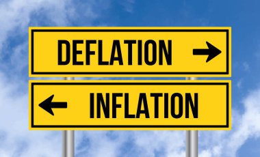 Mavi gökyüzü arka planında deflasyon veya enflasyon işareti