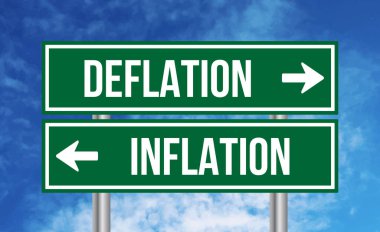 Mavi gökyüzü arka planında deflasyon veya enflasyon işareti