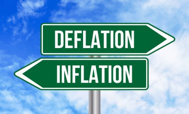 Mavi gökyüzü arka planında deflasyon veya enflasyon işareti