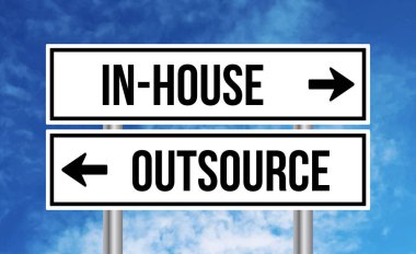 Bulutlu gökyüzü arka planında ev veya dış kaynak ile yol işareti