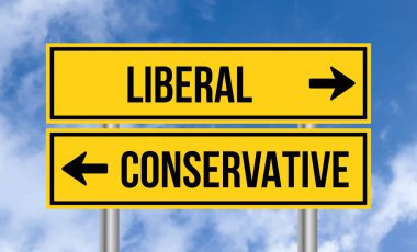 Mavi gökyüzü arka planında Liberal ya da muhafazakar yol işareti
