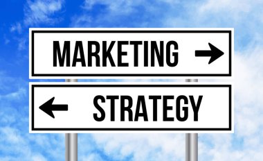 Bulutlu arkaplanda pazarlama veya strateji yol tabelası