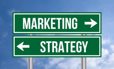 Bulutlu arkaplanda pazarlama veya strateji yol tabelası