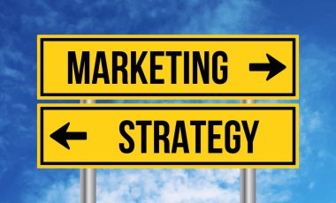 Bulutlu arkaplanda pazarlama veya strateji yol tabelası