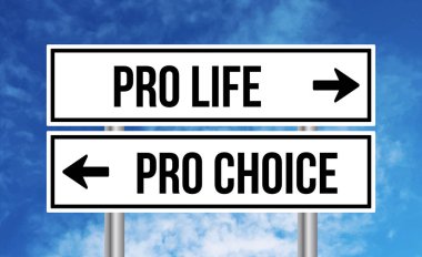 Bulutlu arka planda kürtaj ya da kürtaj yanlısı yol tabelası