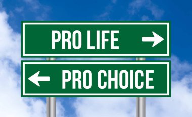 Bulutlu arka planda kürtaj ya da kürtaj yanlısı yol tabelası