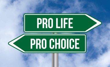 Bulutlu arka planda kürtaj ya da kürtaj yanlısı yol tabelası