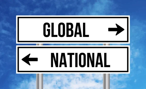 Глобальный Национальный Дорожный Знак Фоне Неба — стоковое фото