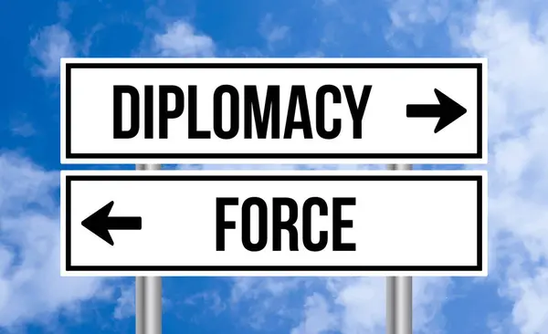 Diplomacia Fuerza Señalización Vial Sobre Fondo Azul Del Cielo —  Fotos de Stock