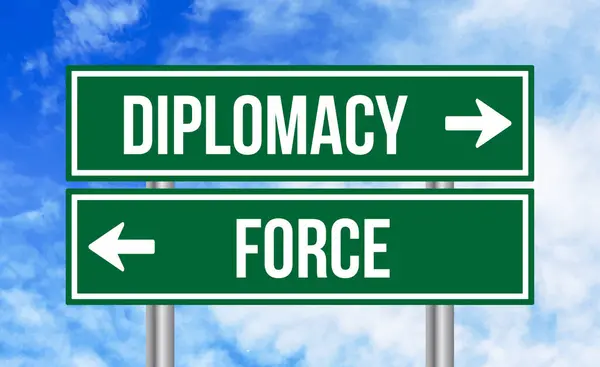 Diplomácia Vagy Erő Közúti Jel Kék Háttér — Stock Fotó