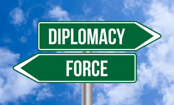Diplomacia Fuerza Señalización Vial Sobre Fondo Azul Del Cielo — Foto de Stock