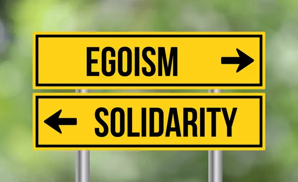 Egoism Eller Solidaritet Vägskylt Suddig Bakgrund — Stockfoto