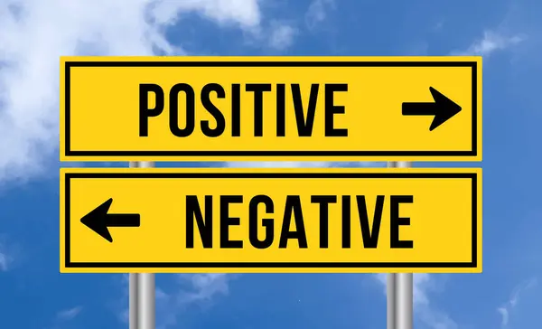 Positiva Eller Negativa Vägmärken Himlen Bakgrund — Stockfoto