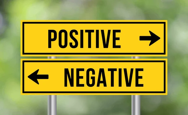 Pozytywny Lub Negatywny Znak Drogowy Rozmytym Tle — Zdjęcie stockowe