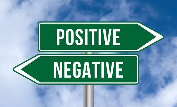 Positiva Eller Negativa Vägmärken Himlen Bakgrund — Stockfoto