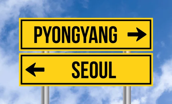Señal Carretera Pyongyang Seúl Fondo Del Cielo — Foto de Stock