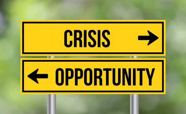 Crisis Opportunity Road Sign Blur Background — Stock Photo, Image