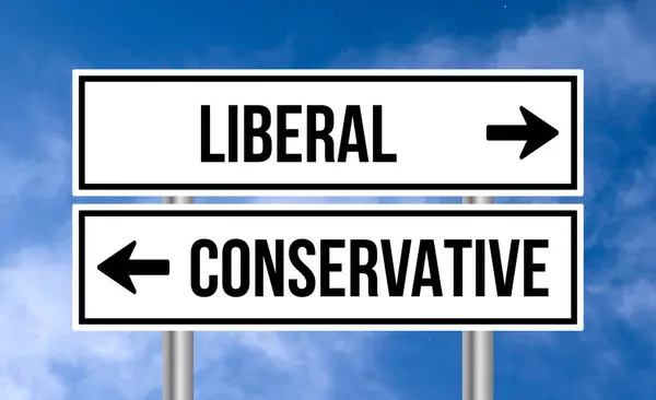 Liberális Vagy Konzervatív Útjelzés Kék Háttér — Stock Fotó