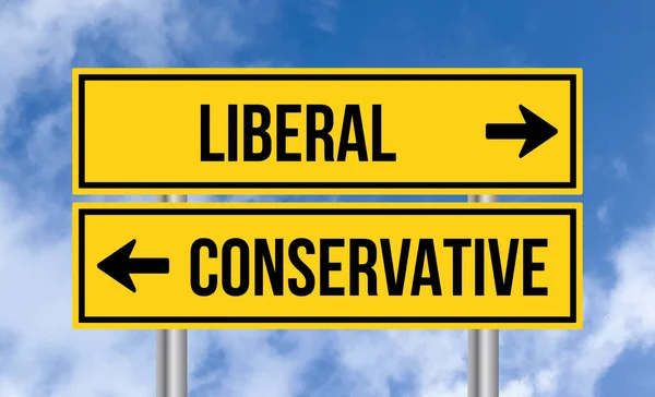 Либеральный Консервативный Дорожный Знак Голубом Фоне Неба — стоковое фото