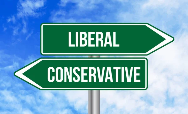 Liberal Eller Konservativ Vägskylt Blå Himmel Bakgrund — Stockfoto