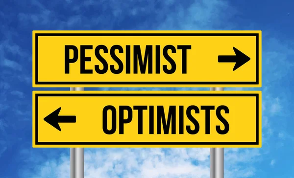 Pessimist Eller Optimister Vägskylt Blå Himmel Bakgrund — Stockfoto