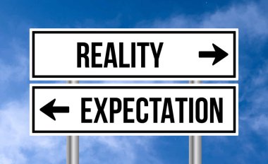 Bulutlu arkaplanda gerçeklik ya da beklenti yol işareti