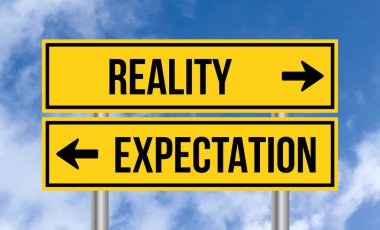 Bulutlu arkaplanda gerçeklik ya da beklenti yol işareti