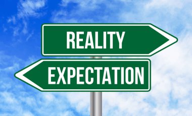 Bulutlu arkaplanda gerçeklik ya da beklenti yol işareti