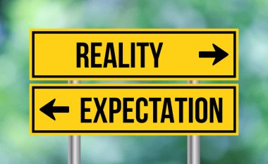 Bulanık arkaplanda gerçeklik ya da beklenti yol işareti