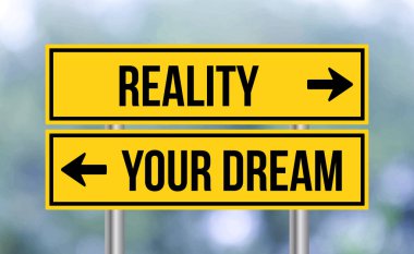 Gerçeklik ya da bulanık arkaplanda rüya yol tabelası