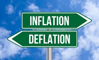 Gökyüzü arka planında enflasyon ve deflasyon işareti