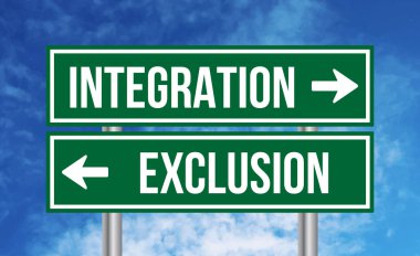 Mavi gökyüzü arka planında bütünleşme ya da dışlama yol işareti