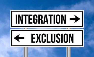 Mavi gökyüzü arka planında bütünleşme ya da dışlama yol işareti