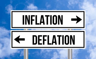 Gökyüzü arka planında enflasyon ve deflasyon işareti