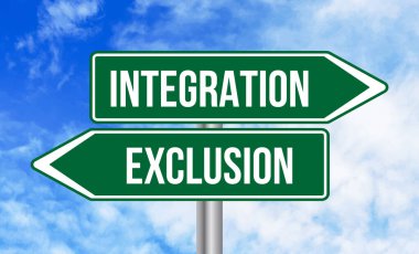 Mavi gökyüzü arka planında bütünleşme ya da dışlama yol işareti