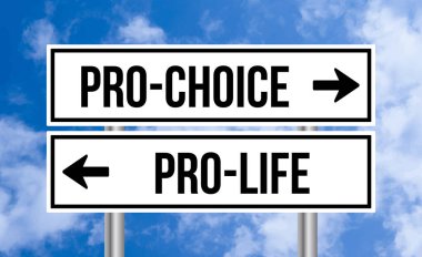 Bulutlu arkaplanda kürtaj hakkı ya da kürtaj yanlısı yol işareti