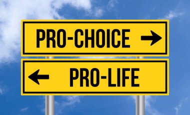 Bulutlu arkaplanda kürtaj hakkı ya da kürtaj yanlısı yol işareti