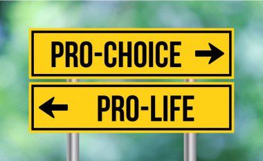 Bulanık arkaplanda kürtaj ya da kürtaj yanlısı yol işareti