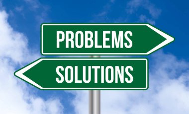 Gökyüzü arka planında sorunlar veya çözümler yol işareti