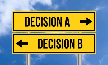 Mavi gökyüzü arkaplanındaki karar a veya b yol işareti