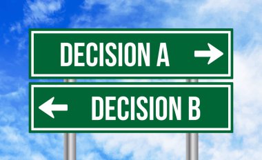 Mavi gökyüzü arkaplanındaki karar a veya b yol işareti