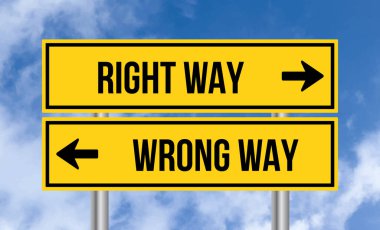 Bulutlu arka planda doğru ya da yanlış yol işareti