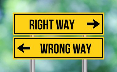 Bulanık arkaplanda doğru ya da yanlış yol işareti