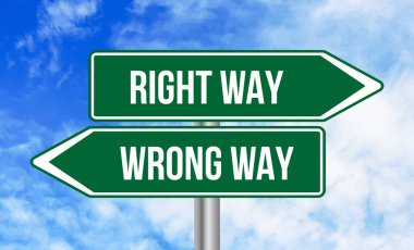 Bulutlu arka planda doğru ya da yanlış yol işareti