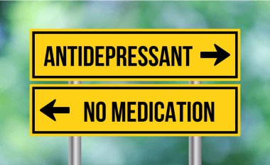 Bulanık arka planda antidepresan ya da ilaçsız yol tabelası