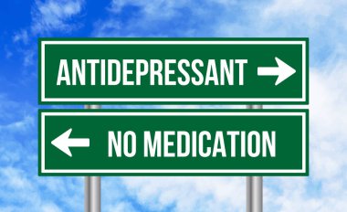 Antidepresan olsun ya da olmasın bulutlu arka planda yol işareti var.