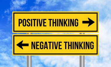 Bulutlu arkaplanda olumlu düşünce ya da olumsuz yol işareti